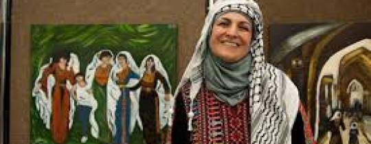 مغتربة تحقق حلمها بإقامة معرض فني بفلسطين المحتلة