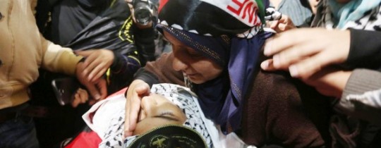 والدة الشهيد مهنّد حلبي في وداعه