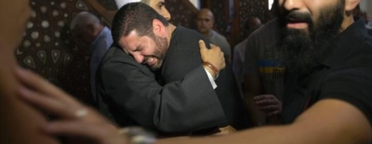 بكاء أهالي ضحايا الطائرة المصرية المنكوبة