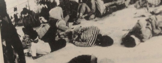 سجناء داخل ساحة مدرسة القديس يوسف أثناء الاجتياح الصهيوني لمدينة صيدا في جنوب لبنان ، حزيران 1982