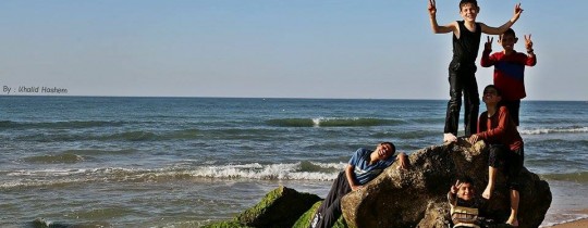 أطفال يلهون على شاطئ بحر قطاع غزة