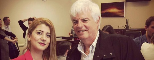 الغريب يساراً مع برفسور كندي مختص في جرائم ضد الانسانية