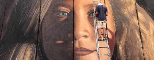 لوحة لفنان إيطالي على جدار الفصل العنصري قرب بيت لحم 