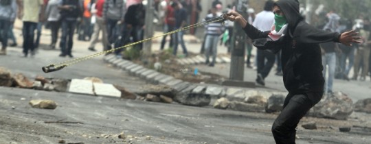 أرشيفية: مواجهات بين شبان فلسطينيين وجنود الاحتلال