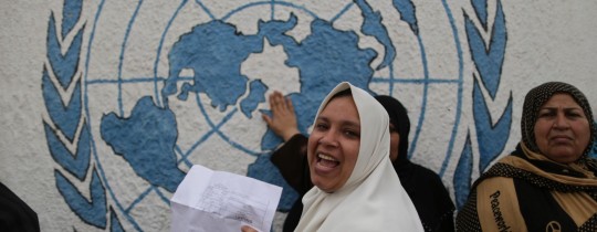لاجئة فلسطينية امام مقر الاونروا