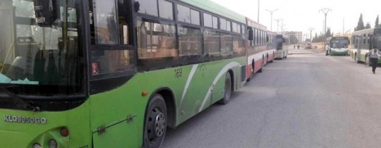 نحو 1500 مسلح و6000 شخص من أفراد عوائلهم يغادرون حرستا إلى إدلب