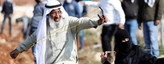 سعيد عرمي يلقى الحجارة على العدو الصهيوني دفاعًا عن أرضه