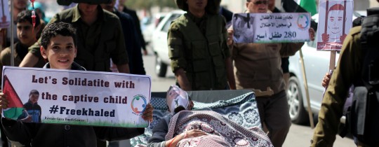 مواطنون يُطالبون بالإفراج عن الطفل الأسير المريض 