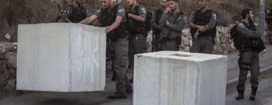 جنود الاحتلال ينصبون حاجزاً اسمنتياً  - الاشيف