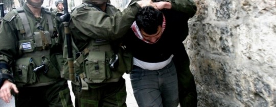 ارشيفية - جنود الاحتلال اثناء اعتقالهم احد الشبان المقدسيين