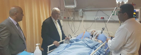 زار وزير العمل د. مأمون أبو شهلا، اليوم الاثنين، الصحفي المصاب أحمد أبو حسين، الذي يرقد في غرفة العناية المكثفة في مجمع فلسطين الطبي في مدينة رام الله.