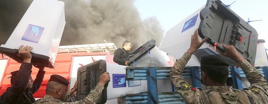 محكمة عراقية تأمر بالقبض على 4 أشخاص يشتبه بإشعالهم النار في مخازن لصناديق الاقتراع