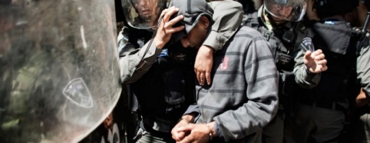 جيش الاحتلال يعتقل فلسطيني