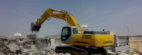 جرافات الاحتلال تهدم منشأة فلسطينية