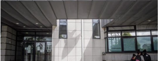 أكاليل من الزهور أمام مقر الشرطة الذي كان يعمل به الضابط القتيل