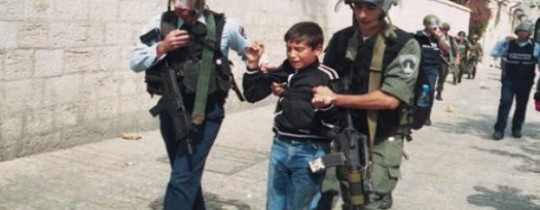 طفل فلسطيني في قبضة جنود الاحتلال