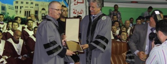 ارشيفية - رئيس الوزراء رامي الحمد الله في أحد احتفالات التخرج بجامعة خضوري