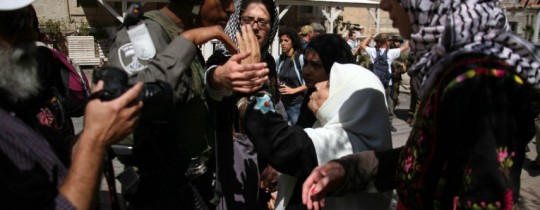 الاحتلال يعتقل 4 مقدسيّين و يُمدّد اعتقال والدة أسير