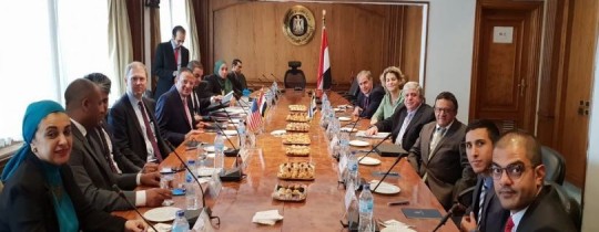 الوفدان المصري والاسرائيلي ومندوب امريكا في الاجتماعات (قدس برس)