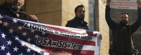 حاصر العشرات من النشطاء الفلسطينيين، اليوم الثلاثاء، وفداً امريكياً في مقر الغرفة التجارية في بيت لحم، احتجاجاً على استضافة الوفد، ورفعوا شعارات ضد الإدارة الأمريكية.