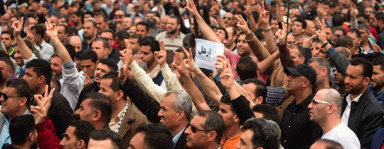 تظاهرة احتجاجية على خصم حكومة الحمدلله قرابة ثلث رواتب موظفي السلطة بغزة