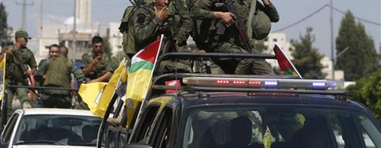 عناصر من قوات الأمن الفلسطينية خلال دورية لها في نابلس امس (أ ف ب)