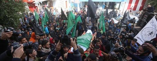 شيعت الجماهير الفلسطينية وسط قطاع غزة، اليوم الجمعة، جثمان الشهيد الفتى أمير أبو مساعد (16عاماً)