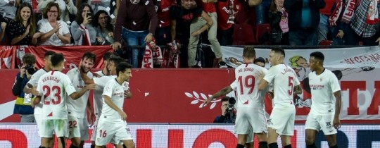 لاعبو إشبيلية يحتفلون بافتتاح التسجيل في مرمى أتلتيكو مدريد (1-1) في مباراة الفريقين في الدوري الإسباني في الثاني من تشرين الثاني/نوفمبر 2019.