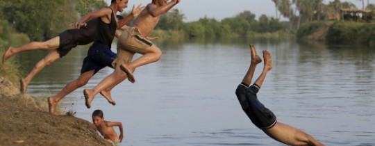 أطفال مصريون يستحمون في النيل