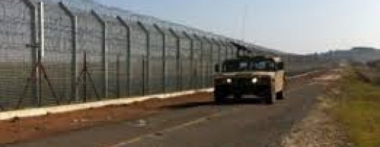 مقتل 4 مقاتلين في غارة إسرائيلية قرب الحدود السورية