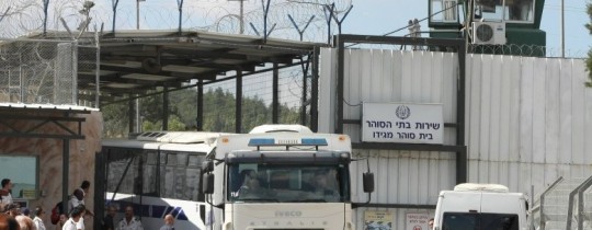 إدارة سجن نفحة تعزل 40 أسيراً وتنقل 25 آخريــن