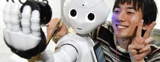 الروبوت بيبر يلتقط صورة سيلفي مع زائر