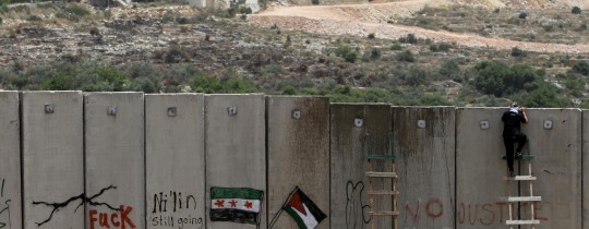 جداريّان مُناهضة لجدار الفصل العنصري الإسرائيلي
