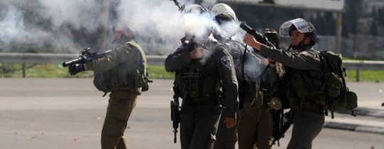 ارشيفية - جنود الاحتلال يطلقون قنابل الغاز المسيل للدموع