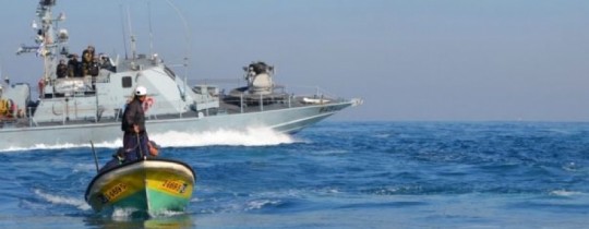 زوارق الاحتلال تستهدف الصيادين وسط وشمال القطاع