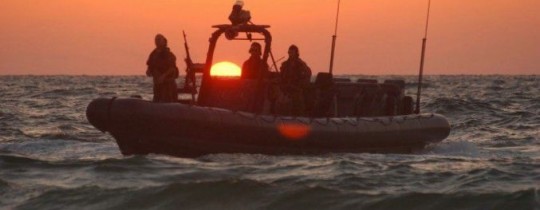 زوارق الاحتلال تستهدف الصيادين