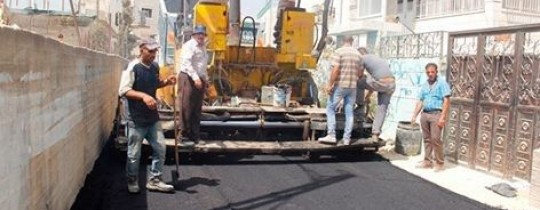 ارشيفية - خلال تعبيد بلدية الخليل لأحد شوارع المدينة