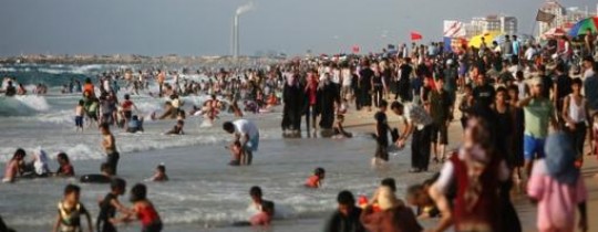 تزدحم شواطئ قطاع غزة بالمصطافين خلال يوميّ الخميس والجمعة بشكل خاص هرباً من انقطاع الكهرباء وهموم الحياة الأخرى في القطاع
