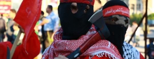 ملثّمان في مسيرة الأحد1-11 للجبهة الشعبية.. والتي أكّدت على ضرورة تصعيد الانتفاضة