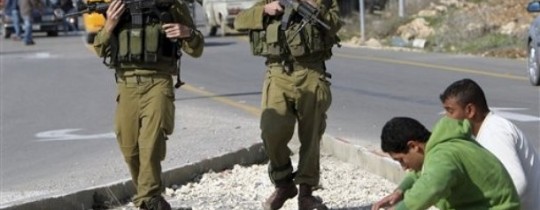 جنود الاحتلال يعتقلون شبّان  - أرشيف 