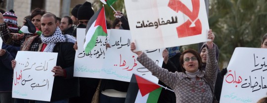 أرشيفية: مواطنون يحتجون على المفاوضات الفلسطينية مع دولة الاحتلال 
