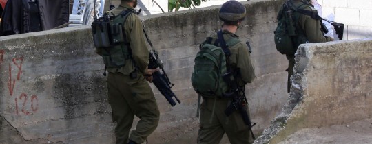 الاحتلال يقتحم منازل أسرى وشهداء في القدس وينهب 100 ألف شيقل