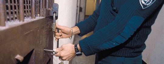 5 أسرى في سجن مجدو يعانون عزلاً انفرادياً مجحفاً