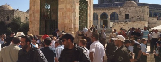 جانب من اقتحامات المستوطنين التي كانت تتم بتغطية وحماية من شرطة الاحتلال