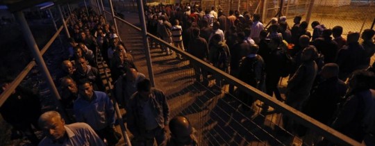 العمال الفلسطينيين على أحد البوابات 