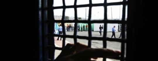 أربعة أسرى يواصلون الإضراب عن الطعام في أوضاع صحية صعبة