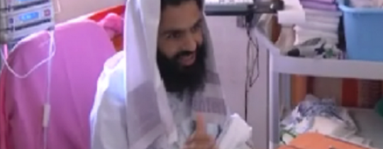 الأسير المحرر محمد علان يتناول طعامه وهو يبدو بصحة أفضل