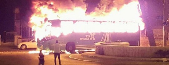 حافلة أحرقها شبان فلسطينيون بالقدس المحتلة في وقت سابق