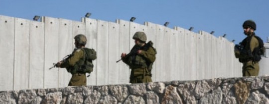 جنود الاحتلال قرب جدار الفصل العنصري الذي يخنق معظم مناطق الضفة الغربية
