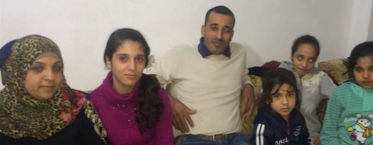 افراد عائلة المواطن جواد أبو ناب